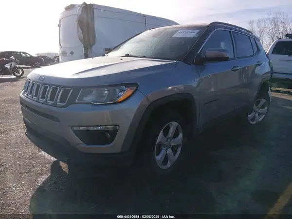 3C4NJDBB9JT168345 2018 JEEP COMPASS - Image 2