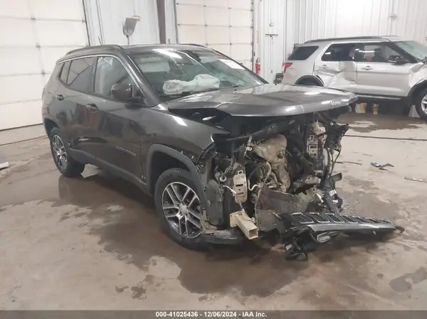 3C4NJDBB9JT207693 2018 JEEP COMPASS - Image 1