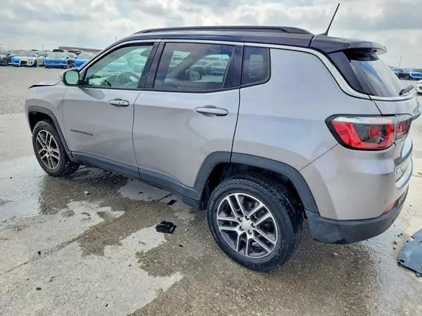 3C4NJDBB9JT264685 2018 JEEP COMPASS - Image 2