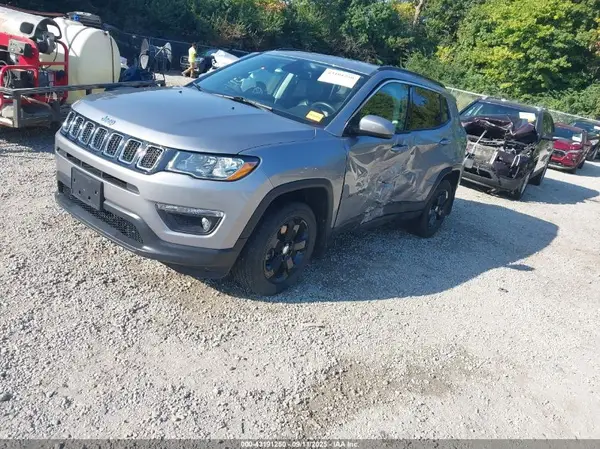 3C4NJDBB9JT328675 2018 JEEP COMPASS - Image 2