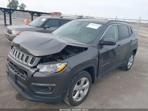3C4NJDBB9JT401981 2018 JEEP COMPASS - Image 2