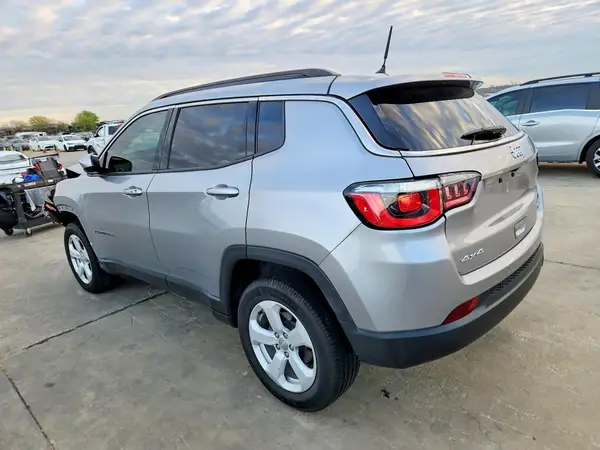 3C4NJDBB9JT413886 2018 JEEP COMPASS - Image 2