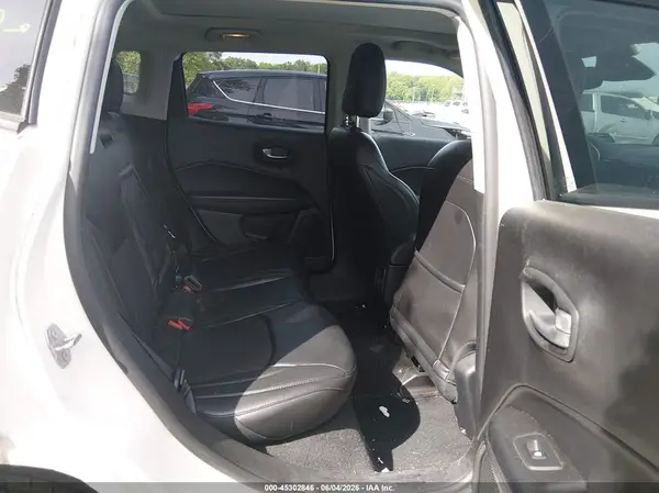 3C4NJDBBXJT325719 2018 JEEP COMPASS - Image 8