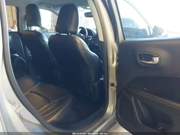 3C4NJDCB0JT104385 2018 JEEP COMPASS - Image 8