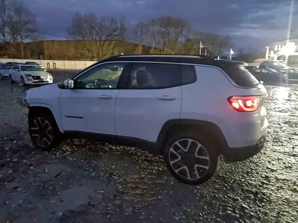 3C4NJDCB0JT132042 2018 JEEP COMPASS - Image 2
