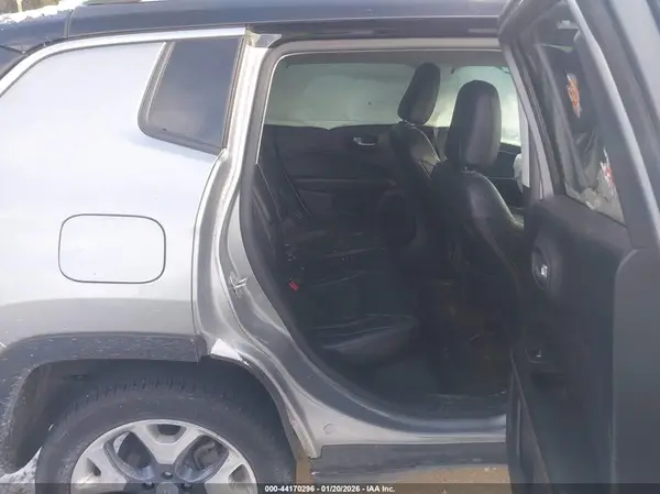 3C4NJDCB0JT143994 2018 JEEP COMPASS - Image 8