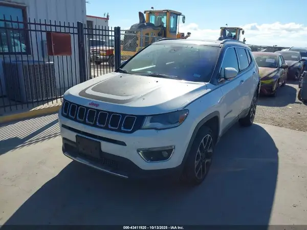 3C4NJDCB0JT195058 2018 JEEP COMPASS - Image 2