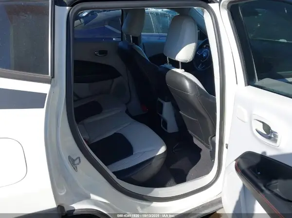 3C4NJDCB0JT195058 2018 JEEP COMPASS - Image 8