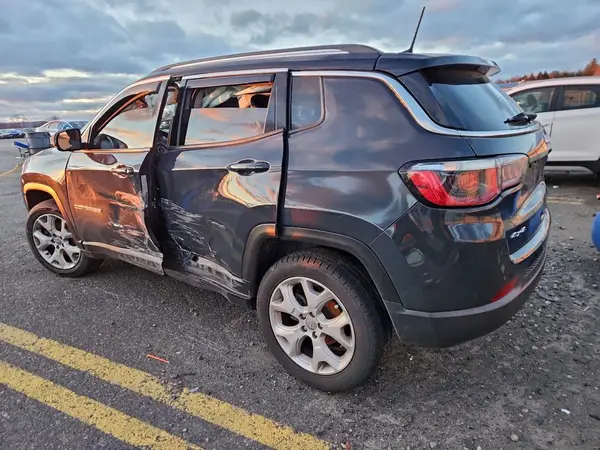 3C4NJDCB0JT234246 2018 JEEP COMPASS - Image 2