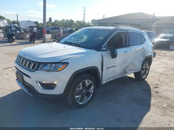 3C4NJDCB0JT258921 2018 JEEP COMPASS - Image 2