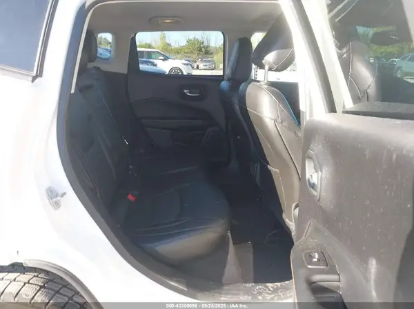 3C4NJDCB0JT258921 2018 JEEP COMPASS - Image 8