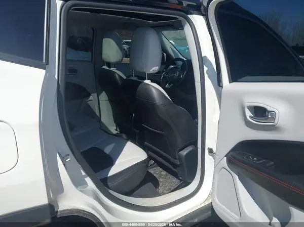 3C4NJDCB0JT272883 2018 JEEP COMPASS - Image 8