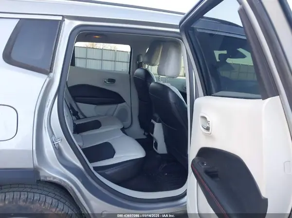 3C4NJDCB0JT392666 2018 JEEP COMPASS - Image 8