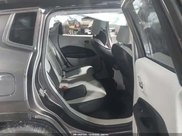 3C4NJDCB1JT168127 2018 JEEP COMPASS - Image 8