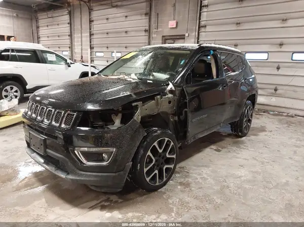 3C4NJDCB1JT199586 2018 JEEP COMPASS - Image 2