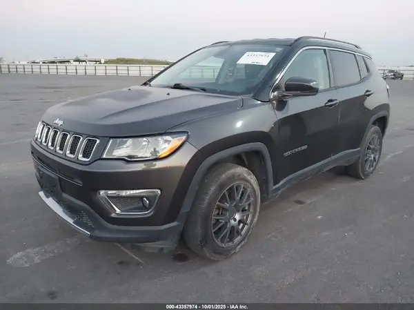 3C4NJDCB1JT283133 2018 JEEP COMPASS - Image 2