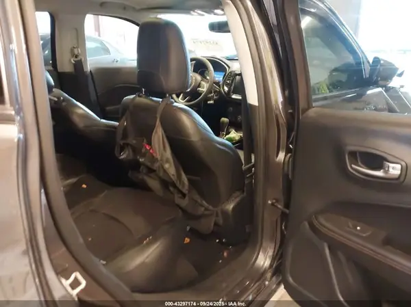 3C4NJDCB1KT780880 2019 JEEP COMPASS - Image 8