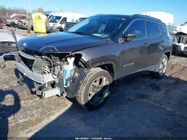 3C4NJDCB2JT395942 2018 JEEP COMPASS - Image 2