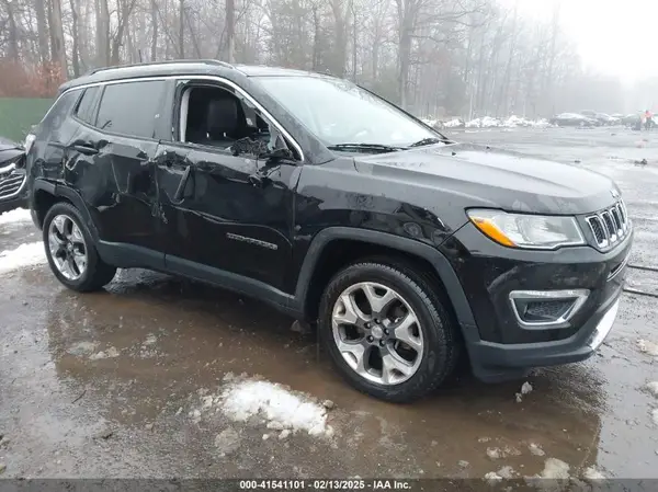 3C4NJDCB3JT266074 2018 JEEP COMPASS - Image 1