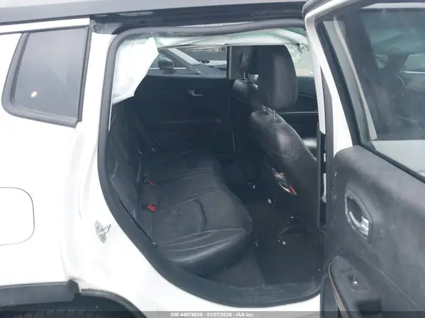 3C4NJDCB4JT267282 2018 JEEP COMPASS - Image 8