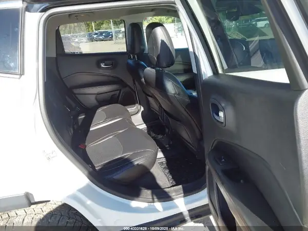 3C4NJDCB5JT355161 2018 JEEP COMPASS - Image 8