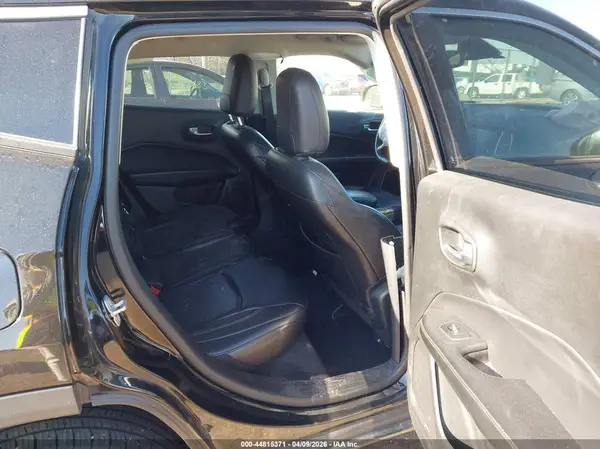 3C4NJDCB6JT372907 2018 JEEP COMPASS - Image 8
