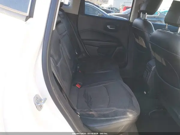 3C4NJDCB7JT115142 2018 JEEP COMPASS - Image 8