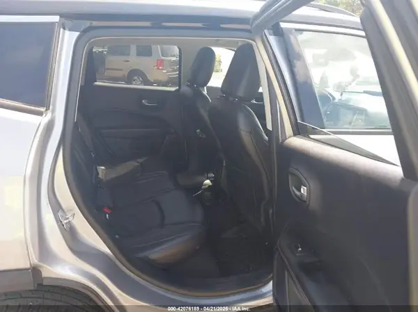 3C4NJDCB7JT210770 2018 JEEP COMPASS - Image 8