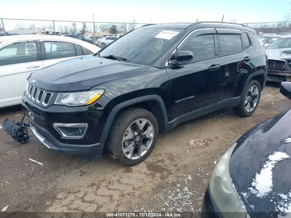 3C4NJDCB7JT329919 2018 JEEP COMPASS - Image 2