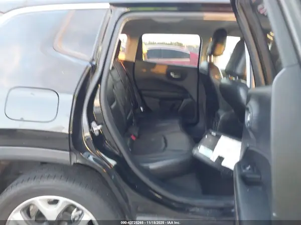 3C4NJDCB7JT333632 2018 JEEP COMPASS - Image 8