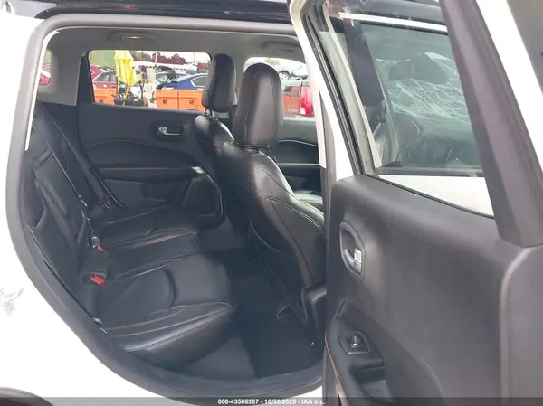 3C4NJDCB7JT365318 2018 JEEP COMPASS - Image 8