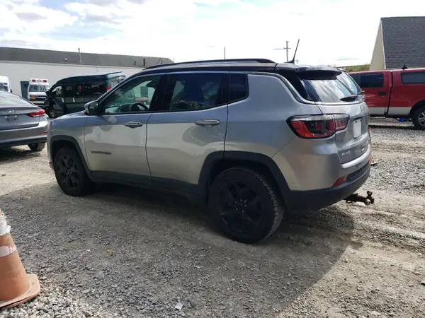 3C4NJDCB7JT372950 2018 JEEP COMPASS - Image 2