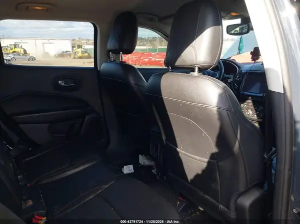 3C4NJDCB8JT113948 2018 JEEP COMPASS - Image 8