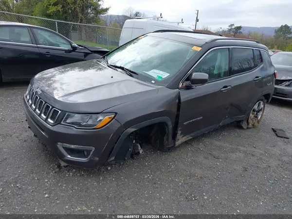 3C4NJDCB8JT143967 2018 JEEP COMPASS - Image 2