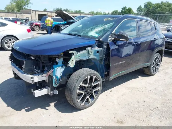 3C4NJDCB8JT147811 2018 JEEP COMPASS - Image 2