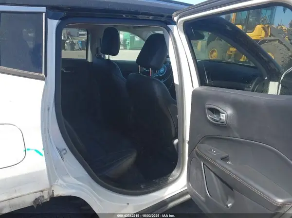 3C4NJDCB8JT175219 2018 JEEP COMPASS - Image 8