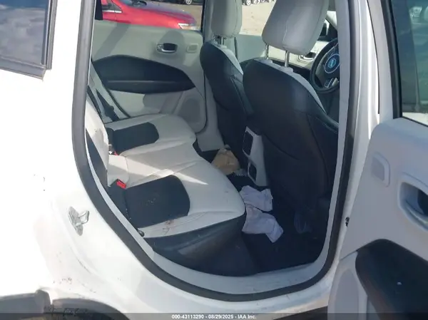 3C4NJDCB8JT211765 2018 JEEP COMPASS - Image 8