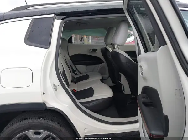 3C4NJDCB8JT281895 2018 JEEP COMPASS - Image 8