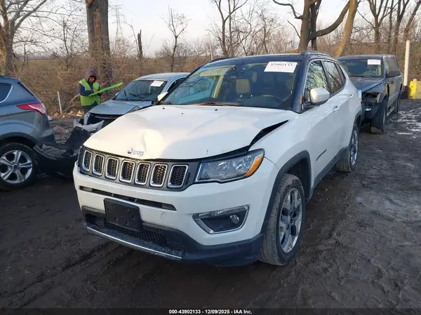 3C4NJDCB8JT354067 2018 JEEP COMPASS - Image 2
