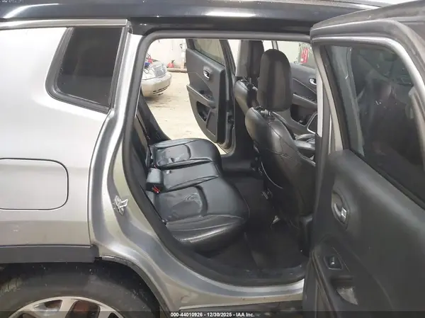 3C4NJDCB8JT463550 2018 JEEP COMPASS - Image 8