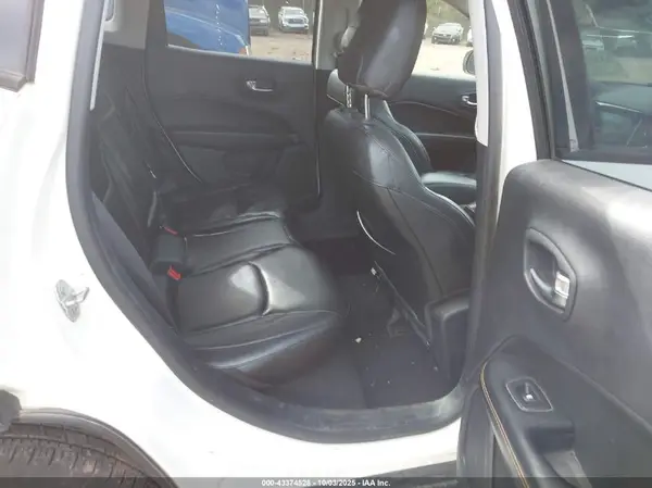 3C4NJDCB9JT330702 2018 JEEP COMPASS - Image 8