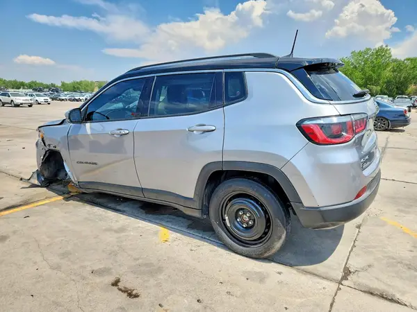3C4NJDCB9JT456963 2018 JEEP COMPASS - Image 2