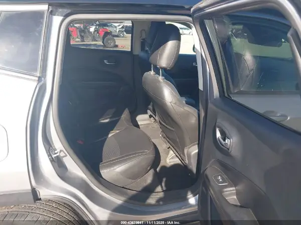 3C4NJDCB9KT666612 2019 JEEP COMPASS - Image 8