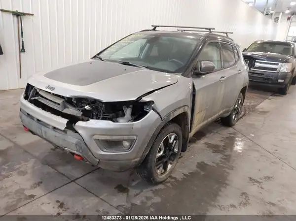 3C4NJDDB0JT264913 2018 JEEP COMPASS - Image 2