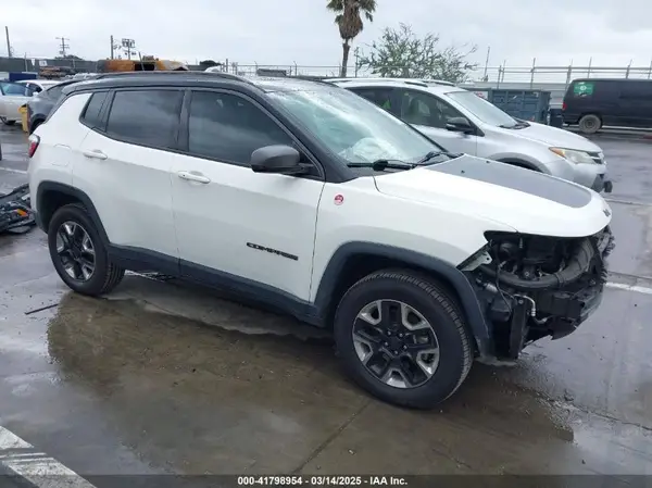 3C4NJDDB0JT306898 2018 JEEP COMPASS - Image 1