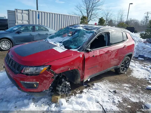 3C4NJDDB0JT334555 2018 JEEP COMPASS - Image 2