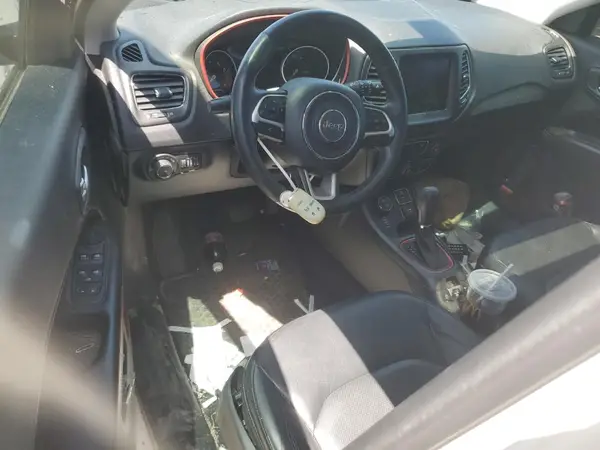 3C4NJDDB1JT130282 2018 JEEP COMPASS - Image 8