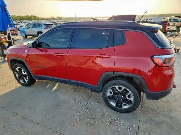 3C4NJDDB1JT135806 2018 JEEP COMPASS - Image 2