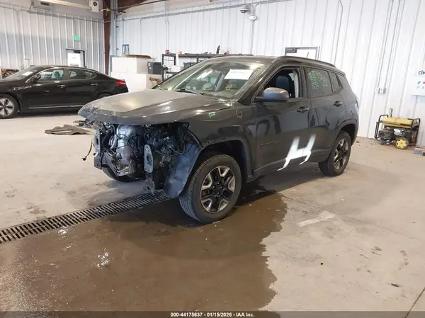 3C4NJDDB1JT199232 2018 JEEP COMPASS - Image 2