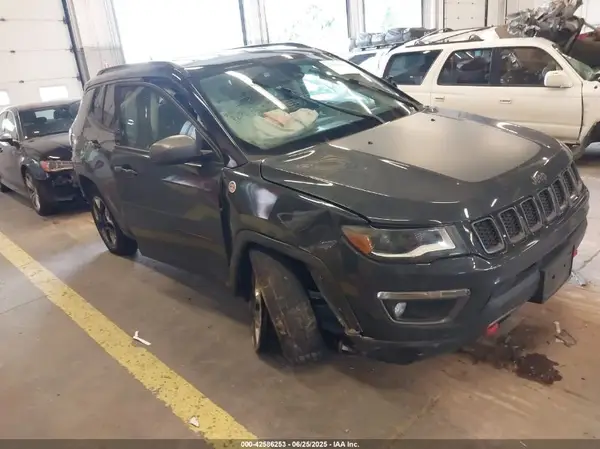 3C4NJDDB1JT284152 2018 JEEP COMPASS - Image 1